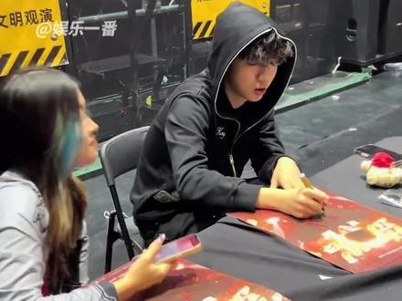 见了11次也没记住名字吗 #topbarry #签售