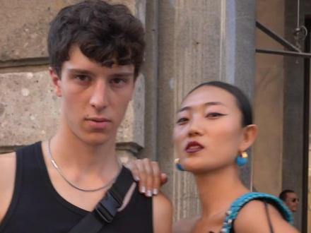 就喜欢看大家惊喜的样子!秀场外有多少人知道 #巴黎世家高定 呢?#街采#意大利#欧洲#时尚