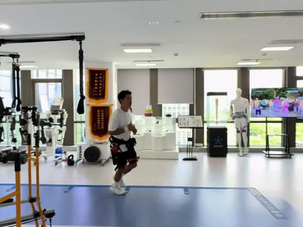 测试外骨骼机甲,走路像开了外挂