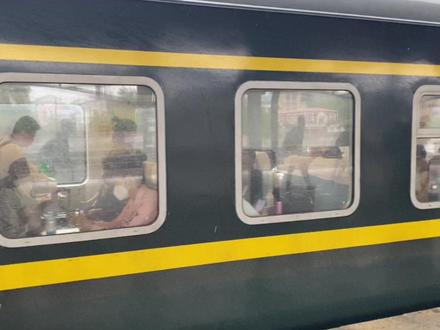 K2083次列车从大连出发,开进呼伦贝尔大草原直达海拉尔