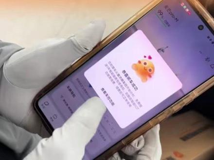 终于搞懂雅迪麦芒pro投屏导航和听音乐🎶🙉💕🤗 雅迪麦芒pro|如何投屏导航🔍🧭👍
雅迪麦芒 Pro 支持通过雅迪智行 APP 将导航投射到仪表 TFT 智慧屏上,骑行时不用低头看手机更安全。
✅投屏导航连接步骤
1️⃣下载并登录 APP:在手机应用商店搜索下载雅迪智行APP,注册登录后完成车辆绑定。
2️⃣连接仪表蓝牙:
打开车辆,点击 APP 首页的车辆设置
进入仪表设置 → 仪表蓝牙连接
手机蓝牙搜索雅迪 music 设备并完成配对
连接成功后仪表会显示蓝牙已连接
3️⃣设置导航投屏:
打开雅迪智行 APP,点击车辆导航
输入目的地并点击开始导航
首次使用会弹出投屏权限提示,点击我知道了同意
点击左下角设置,可选择简易导航或全景导航模式
确认导航开始后,仪表屏即可显示导航路线
✅实用小技巧
1️⃣导航模式切换:在 APP 导航设置中,全景导航显示更详细,简易导航更简洁,可根据骑行习惯选择
2️⃣蓝牙音乐同步:连接仪表蓝牙后,左侧车把的 +/- 按键可直接控制音乐播放/暂停/切歌
3️⃣确保电量充足:投屏导航会消耗手机电量,长途骑行建议携带充电宝
4️⃣首次使用需授权:首次投屏需允许 APP 获取位置、蓝牙、通知等权限,否则可能无法正常使用#车机操作指南 #智能电动车使用技巧 #雅迪摩登麦芒pro #杭州电动车推荐#杭州雅迪