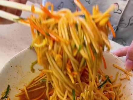 暴风吸入一碗糖醋凉面,吃撑了也才300多大卡 夏天一定要试试这碗糖醋风味的凉面!简单快手,10分钟搞定~#凉面 #低卡凉面 #生活化减脂 #狂吃不胖 #减脂餐分享