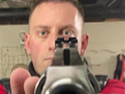 🔥为什么美国人说这是最好的灰熊防卫枪?🐻 Ruger Alaskan 被很多美国户外爱好者认为,是最适合灰熊防卫的手枪之一。
它不是给新手准备的,而是一把为极端环境而生的超大威力左轮手枪,也被认为是世界上最强的手枪之一。
这把枪之所以叫 “Alaskan”,是因为它被设计出来的目的只有一个:
在阿拉斯加,做阿拉斯加该做的事情 —— 钓鱼、徒步、野外生存,以及在近距离情况下应对灰熊。
在视频中,我展示了它的实射表现,并详细讲解了:
* 它为什么体积紧凑,适合快速反应
* 为什么它在美国非常少见
* 它在电影《Faster》中出现的背景
* 提供的 3 种超大口径弹药
* 为什么它能承受每种口径中最强的装药
* 双动 / 单动结构在实际使用中的意义
* 以及真实射击时的后坐力体验
当你真正体验过它,你就会理解:
为什么很多美国人会选择它,来应对最危险的野外情况。
你觉得它配得上“最佳灰熊防卫枪”这个称号吗?
欢迎在评论区告诉我你的看法👇
#手枪 #RugerAlaskan #枪械知识 #左轮手枪 #美式生活方式