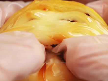 新荣记同款🔥和牛芝士蛋挞😍在家就能复刻‼️牛肉鲜得要死,拉丝芝士也太爽了
#在家做美食 #夜宵吃什么 #蛋挞皮的创意吃法 #花式新吃法 #新荣记同款