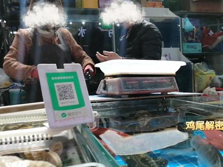 粉丝朋友们说海鲜市场除了鬼秤,还有黑袋子套路,看了一下,果然……#缺斤少两 #鬼秤 #海鲜市场 #黑心商家 #鸡尾解密