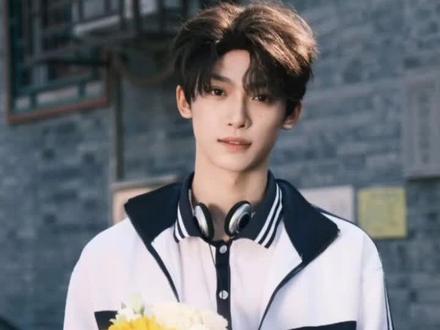 梓渝:自由不掺假我以枯木吻春花#神仙颜值 #梓渝