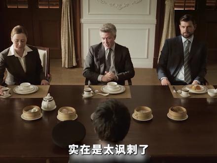 细思极恐!《寒战1994》6大细节联动盘点 等了十年,寒战前传终于上映来了!电影不仅节奏极快,还把前作埋的所有坑一次性全填上了,整理了这6个细思极恐的细节,看完保你通透:
1️⃣消失的冲锋车:潘氏家族在1994年建设通讯系统时留下了底层“后门”,这正是《寒战1》中冲锋车凭空失踪的根本原因。
2️⃣顶级台词Call Back:简奥伟那句“下辈子只招呼他一个”,完美对应了他在前作中对李文彬放出的狠话。
3️⃣权力逻辑的转变:父亲那句“黑白从来你中有我”,让热血的李文彬学会在灰色地带生存,也解释了他后来为何成为深谙“结果导向”的枭雄。
4️⃣蔡元祺与雪茄:年轻蔡元祺的名片正是“皇家雪茄”,巧妙关联了他在《寒战2》里的秘密据点,而雪茄更象征了他代表的英方权力。
5️⃣1995卧底计划:片尾李文彬被招安实为卧底反转,且他派出的三名潜伏警员,正是正传中杨佑宁、吴樾等角色的年轻版。
6️⃣“华衮荣褒”的讽刺:潘家豪宅挂的这幅字看似褒奖,实则是英方对其“殖民荣宠”身份的明褒暗贬,尽显野心与尴尬。
在我看来,这部电影制作精良且细节拉满,绝对是五一假期放松压力的佳作;
大家还发现了哪些隐藏细节?欢迎评论区交流!👇
#寒战1994 #电影寒战1994 #吴彦祖 #影娱热点团 #了不起的精讲团