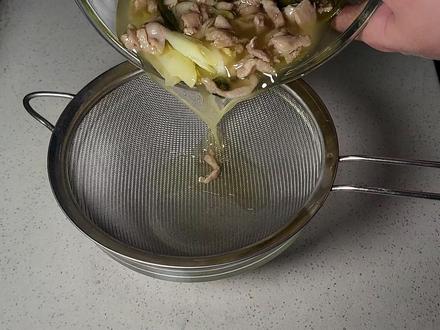 鸡油的提取历来分为熬和蒸两种,这两种制法各有利弊、无需定论,选你喜欢的就好! #鸡油 #跟着抖音学做菜