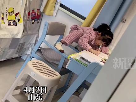 以为孩子做作业姿态鬼怪都是摆拍,直到妈妈发现女儿时,网友:双脚离地了,智商就占领高地了。网友纷纷在评论区晒出娃的各种姿态。#万万没想到 #人类幼崽迷惑行为大赏