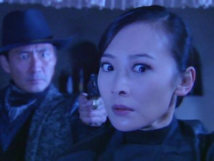 小玲似乎并不知道自己被步鹰控制身体 #大漠枪神 #燕双鹰 #我赌你的枪里没有子弾 #经典影视