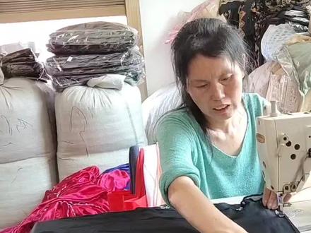 我走了四个十年!我儿子才走两个十年!就离开了我😭我们母子加起来六个十年!在这六个十年被别人折磨和威胁!我觉得自己好笨!好傻!傻到最后儿子被渣男一家人弄丢了,我这个天真的傻女人才知道一切真相!一切都迟了!有些人说我后悔,不...!我不后悔离开那个那个狼窝,我只后悔不该把我儿子带到这个世上来!
叹!以前把时间看的比我自己命还重要!舍不得玩只想多努力赚钱!舍不得花钱!舍不得去旅游!只想把钱省下来给我儿子!有人喜欢钻牛角尖!我在直播间说过衣服很多!有些人说我有钱买衣服!没钱给我儿子!不...你们说错了!我给孩子买去衣服,他毒父给他毁掉!我给钱我怎么去给!那时没有现在这么发达!没有手机!一般人买不起,就算有手机!那时也没有发红包这个功能!我真的好想说,我想尽办法想和儿子见面和团聚!一个字!难!😭
我说一句实话吧!我衣服的确很多!你们有几个知道我衣服是怎么来的吗?,不...我不想说!我出来丢脸!怕有些人又说我捡垃圾😭#也许只有经历过的人才会懂的无奈和心酸吧 #坚强的背后是遍体鳞伤 #拍着拍着就把自己拍哭了 #服装厂上班的女人 @DOU+小助手 @抖音小助手