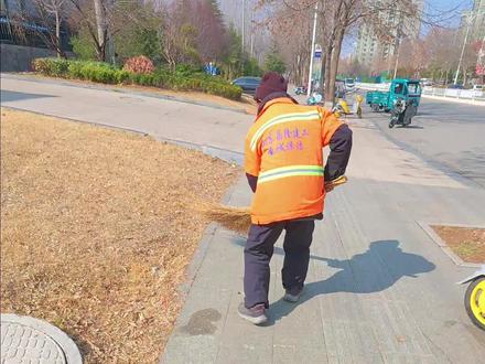 #关爱环卫工人 《在外互助父母条约》大爷当兵的儿子放心吧!#关爱老人 #正能量 #善待老人就是善待明天的自己