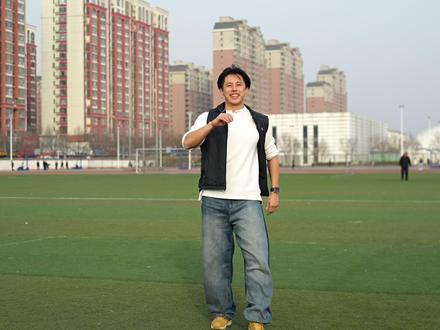 春晚后遗症!把《快乐小马》跳成燃脂舞,经典动作神还原🐎 2026 春晚《快乐小马》也太洗脑了吧!🎶
作为燃脂舞的博主,这首歌必须安排💃~
💃关于这支舞:
✅ 经典动作 1:1 还原:保留了春晚舞台上那个超可爱的 “小马摆尾” 和 “哒哒步”,原汁原味的快乐!
✅ 高效燃脂升级:在原舞基础上加了核心收紧和踏步提膝,跳着跳着汗就出来了,专治过年久坐不动。
✅ 全年龄无压力:节奏轻快,动作简单,家里的小朋友和长辈都能一起跟着 “哒哒” 跳。
2026 是丙午马年,愿大家像这歌里唱的一样:
做一匹快乐的小马,自由奔跑,烦恼全抛!
跟着音乐动起来,把新年的福气和活力都跳满全身!💪
🧠编排:我
💃跟练:我
🎵BGM:《快乐小马》-黄子弘凡/范丞丞/胡先煦/王安宇
#2026央视春晚 #快乐小马 #燃脂舞 #居家健身 #HQB燃脂舞