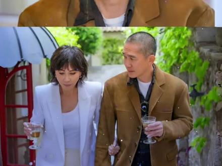 近60岁的刘嘉玲没有要孩子,一个人居住在上海,而梁朝伟则在日本独居了近30年,有人纳闷:夫妻俩为啥不住一起?
王菲曾劝刘嘉玲要孩子,但梁朝伟始终不想当爸爸,他说没有信心当好一个父亲。
刘嘉玲则认了胡军的儿子康康当干儿子,而且是有认亲仪式的,刘嘉玲说和康康有一种很深的缘分。
对待梁朝伟,刘嘉玲说既像爱人又像妈妈,开门七件事,梁朝伟每一件都得问刘嘉玲。
刘嘉玲和梁朝伟是完全不同的两种人,一个爱热闹,呼朋唤友,一个喜独处,乐得自在。
他们给对方自由和空间,其实也是给自己留有余地,刘嘉玲说最完美的控制就是不控制。
时间是一个健谈者,它会帮你解释一切,你不要在它发言之前先提出问题。
你要习惯提醒自己要接受不好的东西,面对它,接受它处理它,放下它,这才是人生真正的道理。