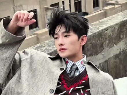 镜头下明星滑雪一个比一个权威,杨洋游刃有余,赵今麦跌跌撞撞,卢昱晓忙的不可开交#杨洋 #赵今麦 #杨洋把权威写在滑雪场上了 #影娱热点团 #内容启发搜索