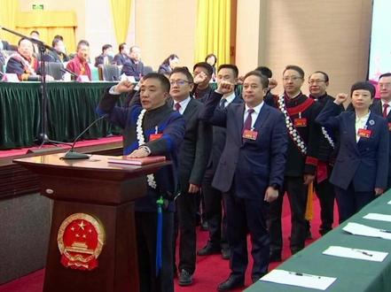 新当选的凉山州州长阿石拉比向宪法宣誓#凉山