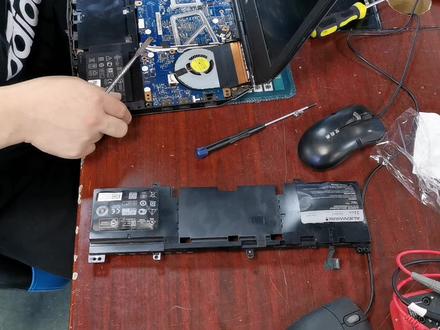 Dell外星人笔记本,电池严重鼓包,电池鼓包请及时更换安全第一! #笔记本维修 #芯片级维修 #主板维修