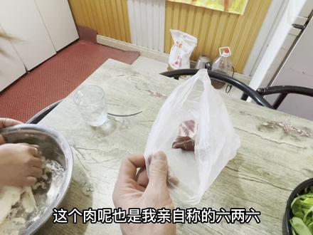 妈妈六十六岁生日,姑娘用六两六的面,六两六的肉包六十八个饺子#妈妈的生日我永远记住 #包水饺 #民俗故事