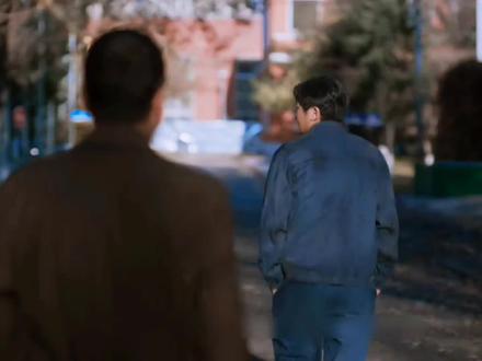 郭京飞新剧《老舅》封神!90年代“反骨天才”笑疯,提个意见竟然写成万言书,被扔却又预言成真!#老舅 #老舅开播 #郭京飞 #电视剧解说 #电视剧