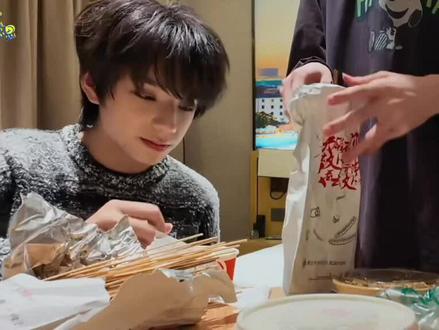 有三根大火腿肠哦~吃一口要成神仙#王橹杰#杨博文#陈浚铭#tf家族