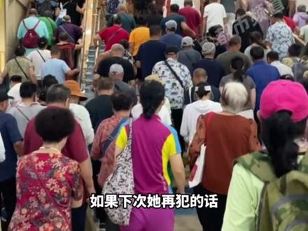 女子赤脚站在水缸里清理海鲜柜,超市回应:是供应商人员,该区域所有海鲜都已下架