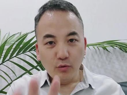 哗众取宠的录取通知书 #大学通知书 教育部新规让录取通知书回归一页纸,整治奢华包装乱象。摒弃面子内卷,把经费投入办学实处,让通知书守住育人初心,回归教育本真。