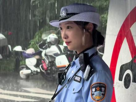 暴雨中兔子警官仍在站岗执勤,不畏风雨#交警#杭州#李语蔚#平安出行
