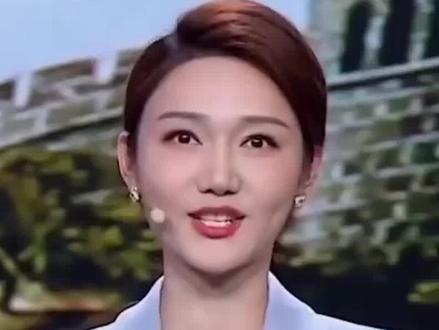 龙洋春晚眼神引热议,专业态度令人赞👍,果真“细节之处见真章”#春晚热议 #专业态度