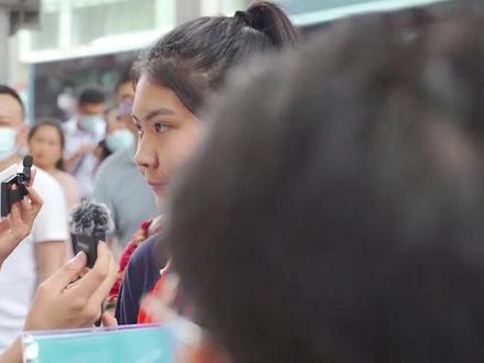 6月7日,重庆,#高考首场考试结束女孩飞奔出考场,“想成为第一个出考场的人,青春不留遗憾”!#致敬那些年我们的高考 #2022高考护航 #重庆dou知道