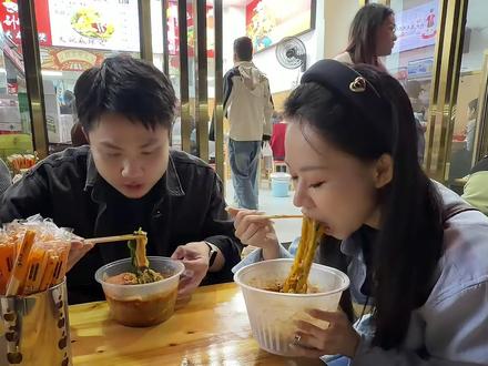 三天在南宁开了八家店的刘文祥麻辣烫,你们吃过吗? #日常vlog #南宁 #周小闹 #刘文祥 #大学食堂