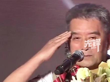 10月2日,在青岛第二中学百年校庆上,69届毕业生曲卫平的故事让人动容。他曾是望着窗外大海的少年,毕业后投身海军,在舰艇潜艇上漂泊41年,捍卫国家尊严。他说,每次远航归来,看到祖国的天际线,心中感慨万千。