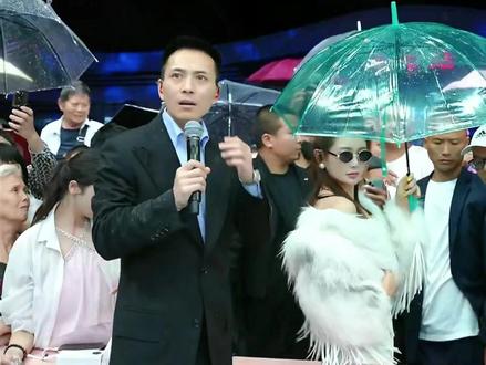 千万网红“红豆”空降索图大舞台!! 多才多艺不愧网友叫的“万能豆”!!#索图 #索图大舞台 #红豆 #人气爆棚 #户外直播现场