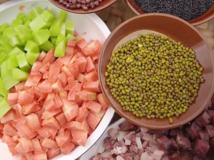 《岁暮腊八·饭香启年》 这口千年传承的融合之味,你尝出来了吗?你们家腊八饭里,那味“灵魂食材”是什么?评论区告诉我!#腊八节 #家乡味道 #乡土美食 #烟火气 #乡愁美食