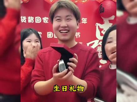 党孙卓接过爸爸的奔驰车钥匙时,他的眼里是开心激动家人幸福模样 #孙卓#孙悦#孙海洋#亲爱的 #热点