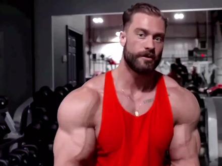 奥赛五连冠🏆“古典之王”克里斯是完全不可战胜的吗?奥赛官方给出答案⭕️拉蒙赢了克里斯的背展双肱二💯 细节立体感更胜一筹🤔即便纬度仍然差些🔥克里斯背部特点就该彰显V taper💪宽就完事了,与黑天鹅主打细节路数不同🔬感叹拉蒙进步实在太快!@xxxKassa(备赛版) #健美 #克里斯巴姆斯特德 #古典克里斯 #精神氮泵 #奥赛显微镜