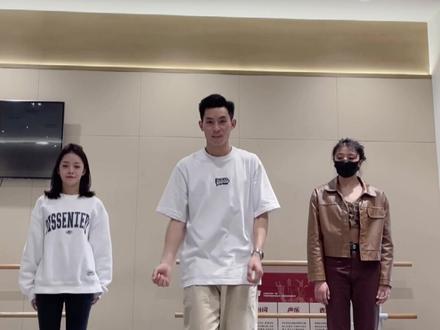 教会666个男孩女孩第20天
扭胯舞来啦,学起来😁
#花花宇宙#零基础学舞蹈 #dou来跳舞