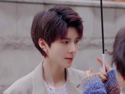 一个人没办法同时给两个人打伞,所以你让我淋雨了……#短发女生