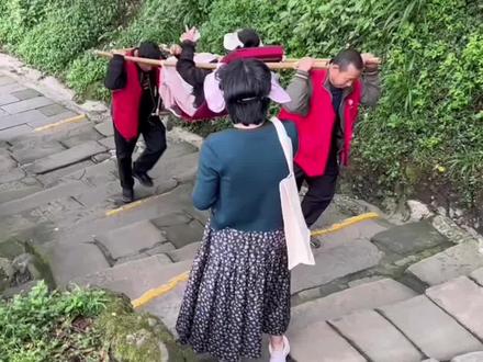 山高路远爬不动,这种椅子在四川叫:滑杆。#大自然天然氧吧 #大好河山一起打卡 #一不小心就误入仙境了 #上山容易下山难 #爬山记