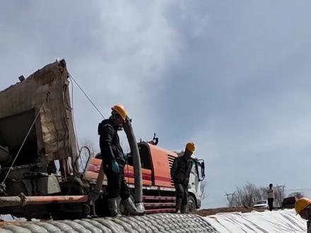 混凝土模袋做护坡护岸 水渠硬化 水下混凝土施工土工模袋 土工模袋是一种由土工织物制成的大型袋状材料,其优点主要有以下几方面:#混凝土模袋 #土工模袋 #土工膜袋 #土工模袋施工 #土工模袋水下施工
• 施工便捷:土工模袋能在工厂预制,然后运至施工现场进行铺设,减少了现场施工的工作量和时间,尤其适用于水下或难以到达的区域施工,可降低施工难度和风险。
• 适应变形能力强:具有较好的柔韧性和延展性,能适应基础的不均匀沉降和一定程度的变形,不易因基础变形而损坏,从而保证了工程的稳定性和耐久性。
• 防护效果好:可以有效地防止水流、波浪对岸坡、河床等的冲刷,保护地基和岸坡的稳定,抵抗水流的侵蚀和淘刷,减少水土流失。
• 整体性好:土工模袋铺设后形成一个连续的整体结构,能均匀地分布荷载,提高了防护区域的整体强度和稳定性,避免局部破坏导致的连锁反应。