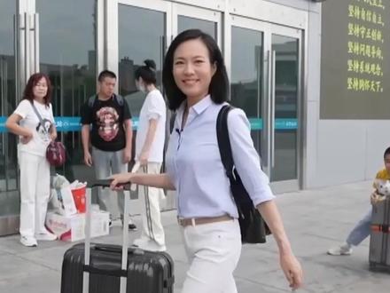 总台记者宝晓峰回忆大学时坐绿皮车经历,感叹:现在回家乡很幸福!