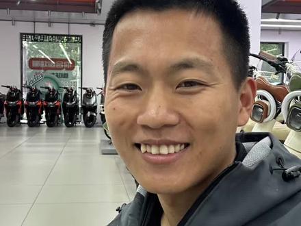 电动车不带钥匙怎么开昨坐桶 以后你的充电器,雨衣锁在坐桶里,没带钥匙的话也不用着急了,分享无钥匙开坐桶#潍坊雅迪#干货分享#电动车维修