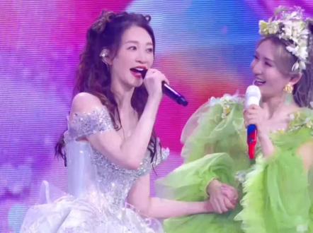 李小冉:真没想到这个头发还要再梳一次#谢娜成都演唱会 #谢娜 #李小冉 #心愿便利贴