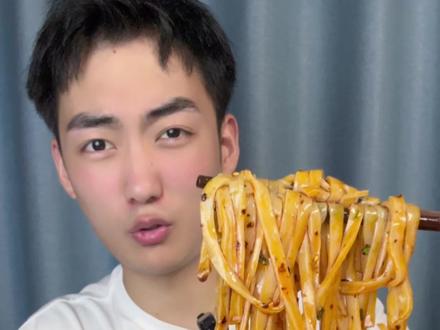 两块多一包,爽滑劲道的米皮配上辣椒油,香香辣辣的巨好吃#红油麻酱米皮 #鲜米皮 #好吃不贵 #妈呀太香了