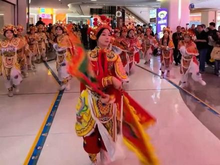 今晚新天地炸街,实在是太帅了! #女子英歌舞 #英姿飒爽巾帼不让须眉 #溪南女子英歌队