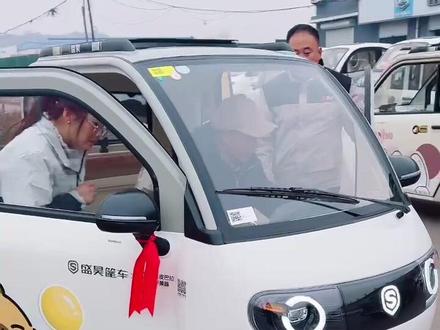 盛昊G3全封闭电动三轮走起,感谢叔叔的支持与信任,祝叔叔一路顺风!店内大货全部到位,种类齐全,样式多多,欢迎大家前来试驾!#电动三轮车 #电动四轮车#盛昊篷车#快来看看#总有一款适合你@抖音小助手