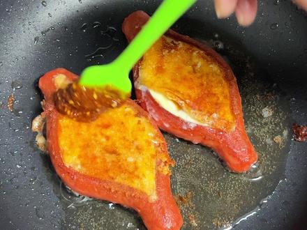 搭子们‼️吃吗?拉丝的淀粉肠包蛋‼️ 最近频频刷到爷爷奶奶的淀粉肠包蛋,可馋死我了今天自己动手做一做,不得不说,真不错👍,一口下去可太满足了‼️
🧑🍳步骤说明:
1、淀粉肠去皮后,从中间划开,切记不要切断‼️
2、用牙签把淀粉肠固定住,方便后面操作,尤其是新手
3、鸡蛋提前打到碗里备用,会更游刃有余
4、酱料部分,想吃辣的直接撒辣椒面或者烧烤粉。想吃甜辣酱的参考配比:一勺辣椒粉、一勺孜然粉、半勺糖、1勺芝麻、淋上热油
1勺蕃茄酱、1泵蚝油、2勺水搅拌均匀即可
5、起锅烧油,锅中来适量油 (平底锅最佳)
6、放入淀粉肠,小火慢煎至两面微微焦后转中火倒入鸡蛋液。等鸡蛋液凝固后转小火慢煎。(火候说明,火大点可以让鸡蛋液快速凝固而不流的到处都是,但是记得马上要转小火,别糊了)
7、期间翻面,煎至鸡蛋熟即可(可多次翻面慢煎),鸡蛋熟度自己把控
8、放入芝士碎,翻面煎5-10s即可,或者盖盖子焖至芝士融化
9、撒上喜欢的酱料就完成啦
#淀粉肠包蛋 #街边美食 #路边摊美食 #自制美食 #在家做美食