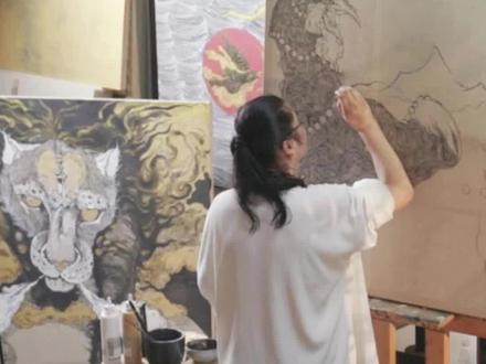 爱你老己,画了13年山海经! 这些年,熬过的夜、画废的纸,自己都数不清。
有时候勾线勾到眼花,改稿改到崩溃,也问过自己:图什么?
但每次画完一张,看着那些山海异兽从笔尖活过来,又觉得什么都值了。
是这些一笔一画,把我从迷茫焦虑中打捞出来,让我知道:原来坚持一件事这么久,真的会养出山海。
谢谢13年前拿起笔的自己,也谢谢这13年来,从没放下笔的自己。
爱你老己,是你把自己装进山海经里,又一笔一画养出了自己的山海世界。
#张少博画山海经 #山海经 #画画的日常 #爱你老己
#分享山海经绘画