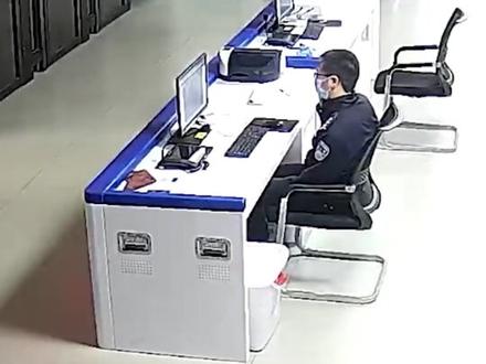 凌晨三点半,看押室值班民警听到呼救,及时汇报情况救助落水男子 (来源:中国青年报)