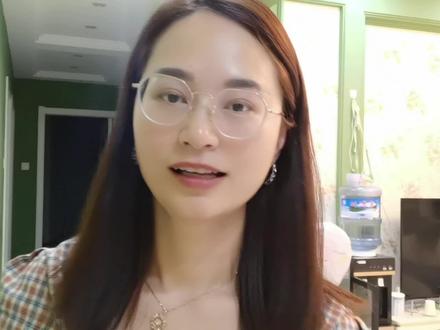 指着身上的字:“一姐,美美美”。我想,但凡多认识几个字,不至于被坑了。@卜同学 @我是珊姐吖 #原创视频 #生活vlog日常记录