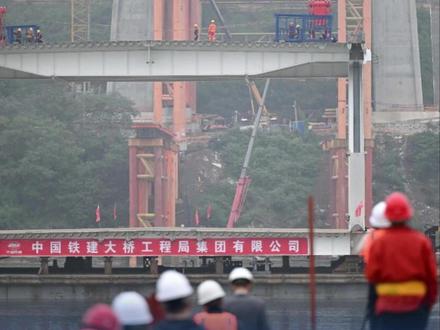 世界在建最大跨径公轨两用悬索桥黄桷沱长江大桥首节钢桁梁吊装成功!#重庆交通眼